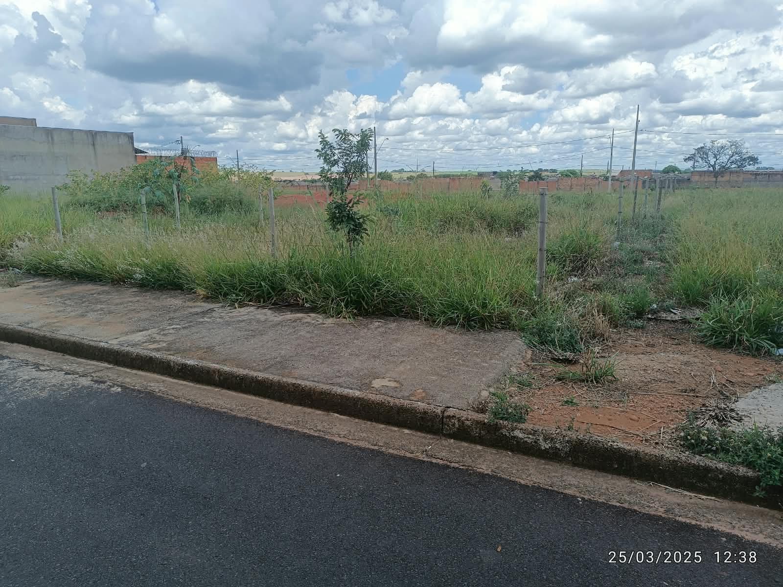 Terreno / Lote / Condomínio em Loteamento Monte Hebron - Uberlândia
